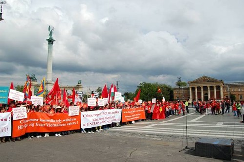 Người Việt tại Hungary tuần hành phản đối Trung Quốc  - ảnh 3